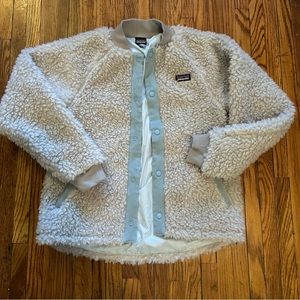 Kids Patagonia Sherpa jacket in light beige with light blue details.